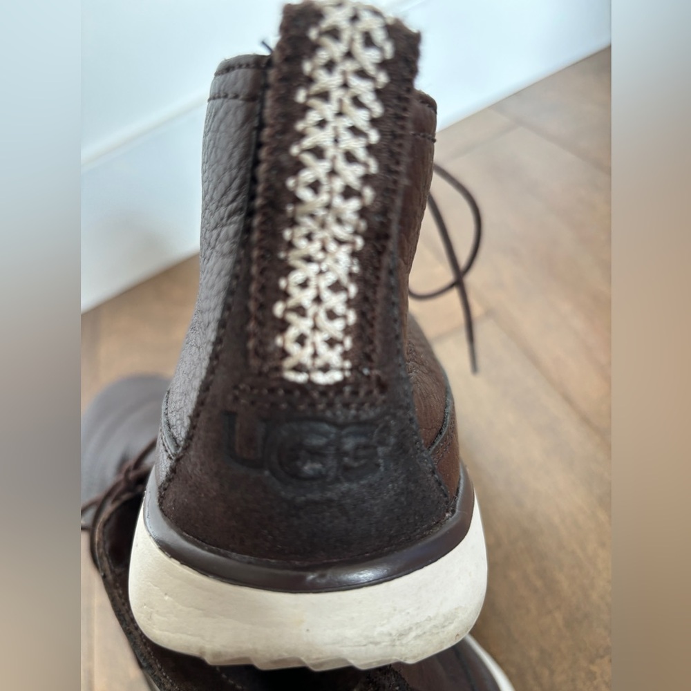 UGGS - Picture 7 of 9